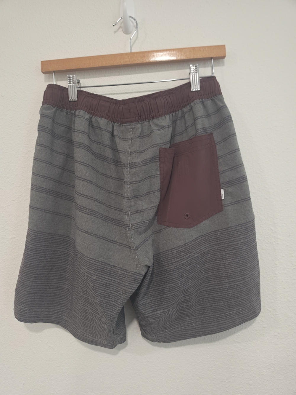 Vuori Kore Shorts Men's M Gray Striped Maroon Waistband Lined Gym Yoga - Picture 5 of 7